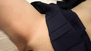 Ucensureret 18-årig japansk skønhed i matrosuniform får blowjob og creampie