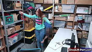 Ladrona tetona con tetas enormes se traga polla profunda y mamada antes de ser empalada por verga monstruosa en la oficina