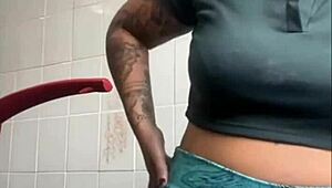 Şişmiş iri amcığımı sergilemeyi seviyorum