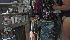 แม่เลี้ยงเซ็กซี่ทำความสะอาดห้องสวมธองให้ลูกชาย