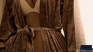 COUGAR MODEL BLONDE CARA MELL STRIPPING AND POSING