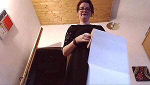 O bog, tvoja lepa italijanska mačeha ima te nore orgazme za računalniško mizo z igračkami in škropi povsod, tako vroča in krivuljasta, n-ne morem odvrniti pogleda