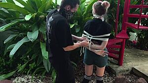 Belleza del parque, ¿por qué gimes atada y cosquilleada?