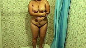 Fant vennens mor i dusjen, hun gir meg blowjob del 1!