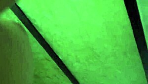 Bože, ta imigrantka služka souhlasila sát čurák za prachy, těsná kunda dostala hluboký creampie