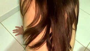 Sevgilinin doğal memeleri ve götüyle tutkulu sikiş