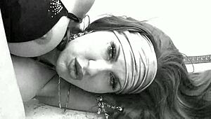 Pornstar Savana Twerks And Strips! Getting So Horny!