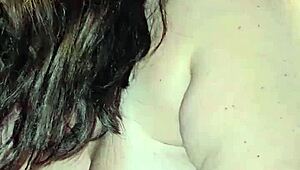 هالميلف الساخنة تنفجر قذف مع المتعة اللي تتراكم في جسمها