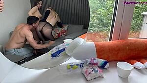 Angelica i Maddy jeżdżą w trójkącie w pończochach 😏