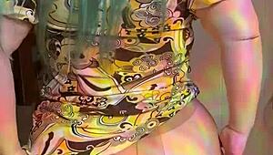 Joan Day glir inn i gjennomsiktige strømpebukse og viser kurvet kropp i hjemmelaget klipp