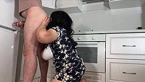 заварена мама свали бикините си пред заварения син, за да се възбуди и я чука