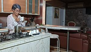 Hej, po dlouhém dni konečně tvrdě jebu svou stepsister v kuchyni s prádlem a špinavým kecáním.