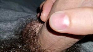 Dag att runka hårig kuk i fetish-striptease!