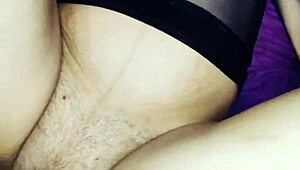 Грубая любительская пара страстно лижет пизду