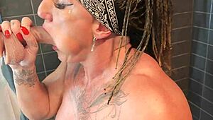 Vyprcávám koupanou v mléce s velkými kozy zralou rimjob prdel