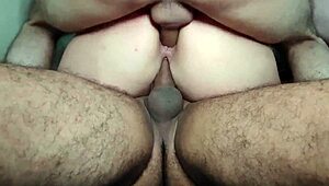 Meus amigos foram em casa e foderam eu e minha madrasta