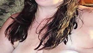 هالميلف الساخنة تنفجر قذف مع المتعة اللي تتراكم في جسمها