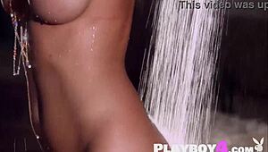 セクシー巨乳赤毛ミルフ、ジェイミー・エドモンドソンが屋外全裸ポーズ