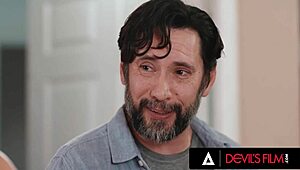 Devils Film Addison Vodka chycena masturbující spolubydlící podvádějící