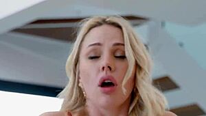 Angie Lynx gets wet and enjoys anal with deepthroat 😍