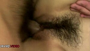 Vroča Nozomi Hazuki sesa dva tipa potem trdo jebe