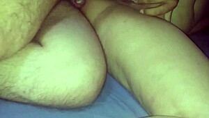 En nuestra primera cita Karina juega con culo de amante, dedeando profundo sin condón mientras cornudo graba la acción bbw