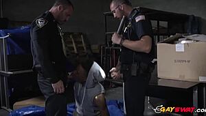 Glejta, kako divje jebata v pasjem stilu, pripravljena na squirtnutje?