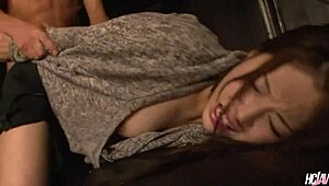 南野綾香が興奮してズボン越しでちんぽを取る