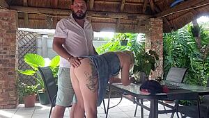 Je remplis de crème la blonde épouse de mon meilleur ami sur le balcon pendant qu'il bosse