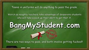 Kurvičtivá stříkačková cheerleaderka Kimberly Brix šuká trenéra ve divokém skupinovém hraní