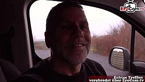 devote teen schlampe gefickt im puff von zwei männern