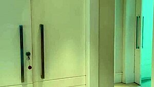 Negão dotado fodendo a japonesa casada na frente do corninho que apagou após beber demais - lina nakamura