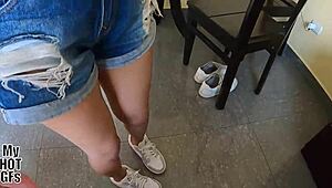 Kućni POV sa sitnom kurvom i donjim vešem.