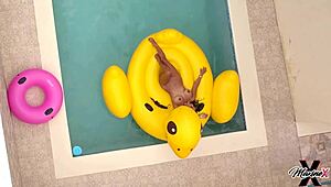 Drzna Maxine X divje igra z mokro pičko med sončenjem ob bazenu