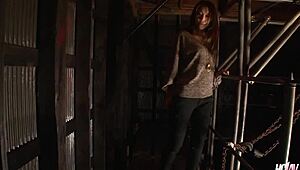 南野綾香が興奮してズボン越しでちんぽを取る