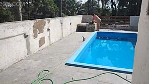 Chamei pedreiro domingo pra piscina, me preparei putinha e ele bateu punheta gozando pra mim