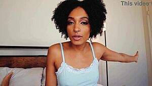 Έι, ξεδιάντροπη μαύρη ετεροθαλή αδερφή Addis Fouche θέλει τον τεράστιο πούτσο σου στον κώλο! 😈