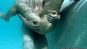 Olierer hendes hvide elsker udendørs. Intim erotisk session følger