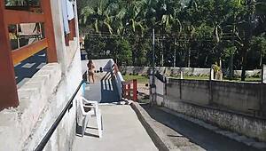 Chamei o pedreiro no domingo pra terminar um serviço na piscina mais fiquei preparada bem putinha esperando logo ele bateu uma punheta e gozou pra mim