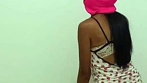 Morena conoce a hermanastro en entrevista dormitorio