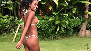 putri cinta in a paddling pool film, looking so relaxed