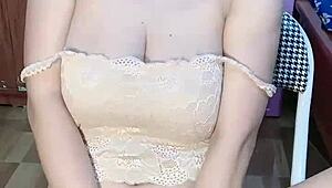 فيتنامية بنظارات تتدلع بإغراء رهيب 🔥