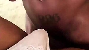 Hubená bujná Latina jezdí tvrdě v reverse cowgirl a hluboko cucá s výstřikem