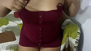 manoseo mis tetas y enseño mi colita con orgasmos