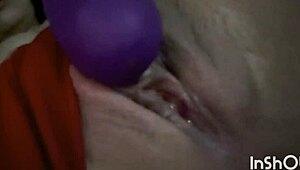 Masturbandome con dildo en el culo y rico squirt, latina enjoying toys and squirting