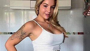 novinha loves showing off her body