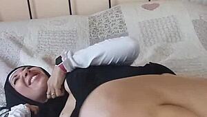 Chantal den fromma nunnan tillber kuk och sprutar