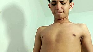 الصغير نكني شهي ومص شهي منه