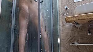 Horny sexig kille runkar i duschen med stön