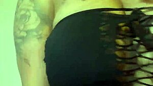 Este video de verificación muestra a la MILF latina con tetas y culo grandes